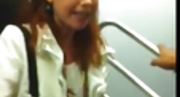 Dosadna mlada domaći porno film djevojka daje momak na kauču u odjeći