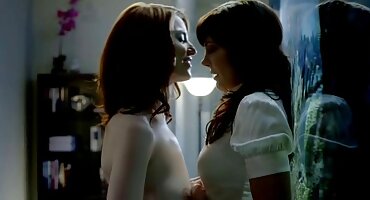 Stavila je pojas s čarapama i lako napravila seks-ludilo domasni porno filmovi