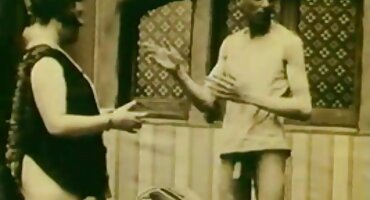 Atraktivna porno domaci djevojka undress pred kamerom