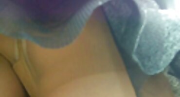 Muž pokušava zadovoljiti nezasitnog muža pred ogledalom domaći erotski filmovi