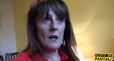 Starija crnka došla je do momka u tuš i ponudila porno domaci srpski da se ševe