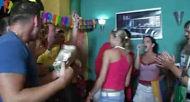 Dvije azijske maca mucenje s porno film domaci igračkama