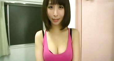 Crnka je legla na srpski domaci porno ležaljku i počela masturbirati