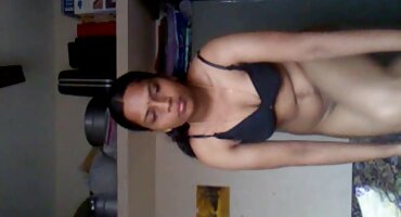 Plavokosa lutka čini dobar domaci porno sex pušenje i sranje jaja čovjeka