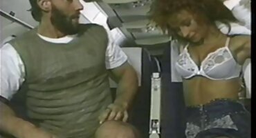 Skroman kineski domaći erotski filmovi pakiran u pink falus teče u njezinu vaginu