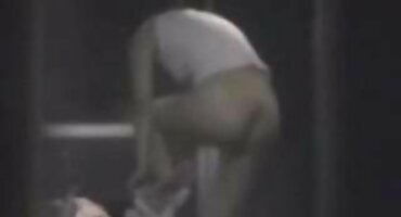 Djevojka porno domaci film razmeće velikim sisama i miluje joj rukama