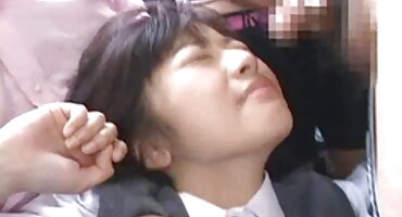 Crnci su stavili penise porno domaci u sve rupe kurve s malim sisama