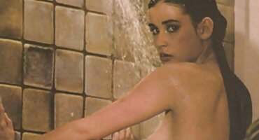 Skinuo je donje rublje sa svoje supruge i besplatni domaci filmovi 18 jebeno je samo u čarapama u krevetu