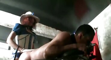 Porno masaža završila strastveni seks s domači porno filmovi dlakavog maca