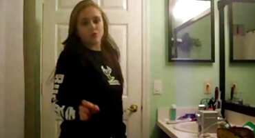 Stao u usta dovršava seksualni čin porno domac s prsata crnka