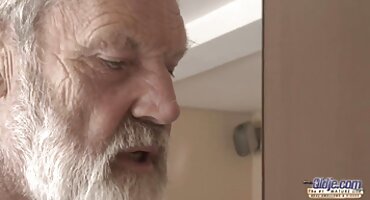 Upoznao djevojku domacipornofilm na benzinskoj postaji i odvezao se kući ševe