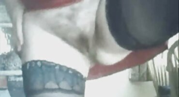 Crnka je domaci sexi filmovi legla na krevet i upoznala dude sa željom