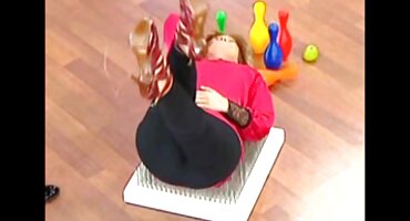 Moderan mače je navikao uranjati nekoliko vibratora u svoje domaci xxx filmovi rupe