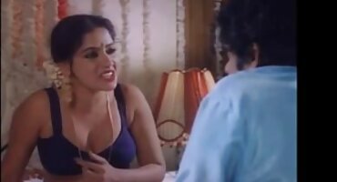 Prsata brineta prisiljena ugoditi domace porno scene bradatom starcu