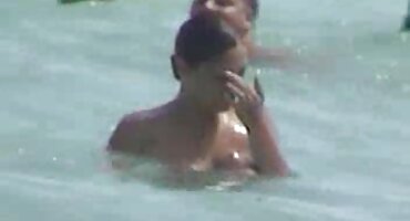 Slatka prsata crna djevojka radosno širi njezine noge porno film domaci prije penetracije