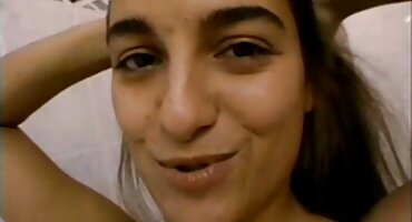 Obukla je donje rublje s čarapama i počela davati domaći porno film muškarcu na stepenicama